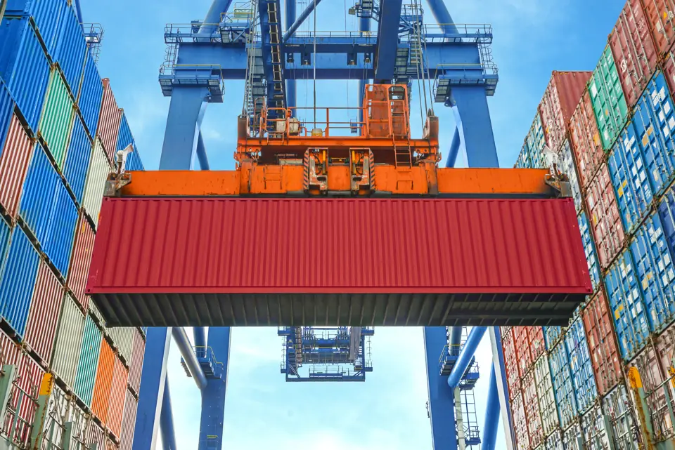 Container marítimo en una terminal portuaria