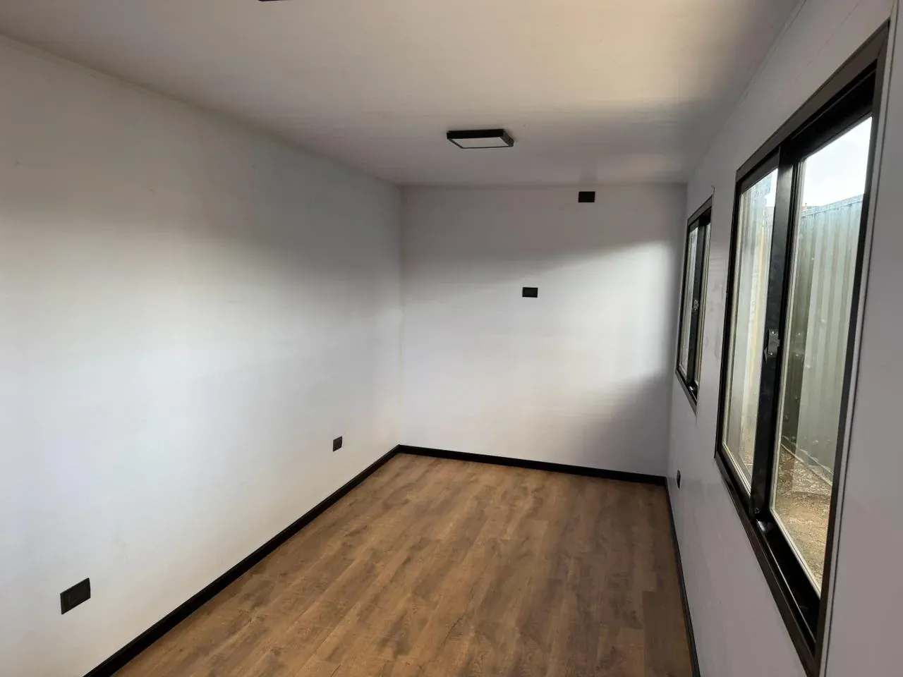 Interior de módulo de 20 pies con planta libre